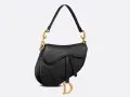 Elegancka, czarna torebka Dior Saddle z charakterystycznym zapięciem i złotym logo "D".