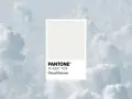 Kolory roku Pantone: delikatny odcień Cloud Dancer na tle błękitnych chmur.