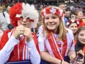 Dzieci kibicują w barwach narodowych podczas meczu pierwszej ligi piłki ręcznej.