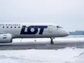 Samolot LOT Polish Airlines na lotnisku. W Polsce jest wiele lotnisk, które obsługują takie maszyny.