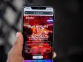 Dłoń trzyma smartfon z otwartą stroną logowania portalu randkowego Tinder. "Swipe Right" zachęca do rozpoczęcia poszukiwań.