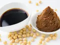Miso und Sojasauce, beides aus Sojabohnen. Eine gute Alternative, wenn man fragt, was kann man statt Hefe nehmen, für Umami-Geschmack.