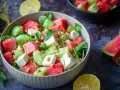 Erfrischender Wassermelonen-Feta-Salat mit Gurke und Pinienkernen – eine köstliche Idee für Wassermelone Rezepte.