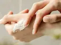 Delikatny peeling do dłoni i zadbane, zdrowe paznokcie. Skóra dłoni jest nawilżona i gładka.