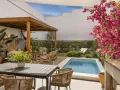 Un patio moderno con piscina, pérgola de madera, zona de estar y comedor exterior. Ideas para decorar un patio con piscina y crear un oasis de relax.