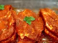 Karkówka w aromatycznej marynacie, gotowa do pieczenia. Świeże listki mięty dodają jej świeżości.
