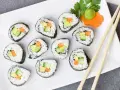 Pyszne rolki sushi z awokado, ogórkiem i marchewką. Idealne, gdy masz ochotę na coś do sushi.