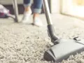 Jak prac dywan pluszowy - skuteczne metody czyszczenia i pielęgnacji