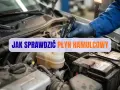 Mechanik w rękawiczce sprawdza testerem poziom płynu hamulcowego w komorze silnika.