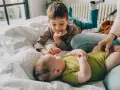 Starszy brat patrzy z czułością na niemowlę, zastanawiając się, ile niemowlę rośnie w miesiąc.