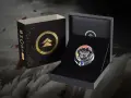 Caja de coleccionista con el logo de Ghost of Tsushima y un trofeo detallado de un demonio samurái.