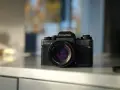 Klasyczny aparat Rolleiflex SL35 E, gotowy do uchwycenia wspomnień. Ta fotografia analogowa oddaje ducha minionych lat.