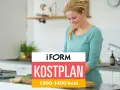 Glad kvinna i köket förbereder mat enligt en kostplan på 1300 kalorier per dag.
