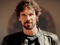 Ritratto di Francesco Montanari, attore noto per i suoi ruoli in film e programmi TV. Indossa una giacca di pelle.