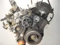 Silnik 5.7 Hemi, widoczny z przodu, z widocznymi kołami pasowymi i elementami osprzętu.