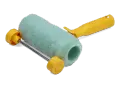 En grön roller med gult handtag, perfekt för att jämnt fördela tapetlim.