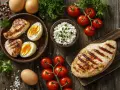 Grillad kyckling, ägg och keso – en bra grund för att veta hur mycket protein per måltid du behöver. Tomater och örter ger fräschör.