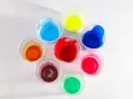 Kolorowe farby w kubeczkach, idealne jako farba do plastiku na zewnątrz. Odcienie czerwieni, niebieskiego, zieleni, żółci, pomarańczu i różu.