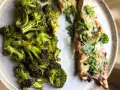 Brocoli al horno, tierno y dorado, junto a un filete de pescado con hierbas frescas.
