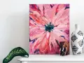 Peinture abstraite de fleur rose vif, avec un éléphant en bois et un vase décoratif. Une idée pour comment tendre une toile sur un chassis.