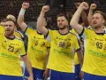 Piłkarze ręczni świętują zwycięstwo w Lidze Mistrzów. Drużyna w żółtych koszulkach z numerami 23, 5, 88 i 93 wznosi ręce w geście triumfu.