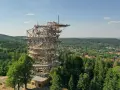 Wieża widokowa w Świeradowie Zdroju to niezwykłe miejsce, które warto zobaczyć. Spiralna konstrukcja oferuje wspaniałe widoki na okoliczne lasy i miasto.