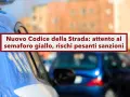 Polizia e auto in coda. Nuovo Codice della Strada: attento al semaforo giallo, rischi pesanti sanzioni.