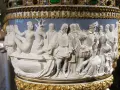 Bas-relief de style Jean Goujon : une nymphe couchée avec un cerf, entourée de figures de la Renaissance.