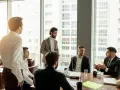 Mężczyźni na spotkaniu biznesowym dyskutują. Jeden z nich gestykuluje, wyjaśniając coś. CTO, co to znaczy?