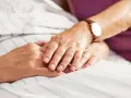 Zwei Hände halten sich fest. Eine Geste der Kraft und Hoffnung inmitten der Krankheit.