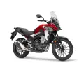 Honda CB500X rossa, agile e leggera. Il suo peso contenuto la rende perfetta per ogni avventura.