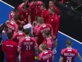 Drużyna piłki ręcznej Polska w czerwonych strojach z białymi detalami, podczas narady taktycznej przed meczem z Niemcami.