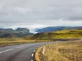 Droga przez islandzki krajobraz z lodowcem w tle. Czy na Islandii jest bezpiecznie? Tak, podróżowanie po tej malowniczej wyspie jest bezpieczne.