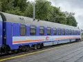 Niebiesko-szary wagon sypialny PKP Intercity stoi na torach. Wygodny przedział sypialny PKP zaprasza do podróży.