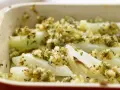 Kohlrabi mal anders: zarte Kohlrabistücke mit knuspriger Kräuter-Paniermehl-Kruste im Auflauf.