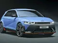Niebieski Hyundai Ioniq 5 N z pomarańczowymi akcentami i sportowymi felgami.