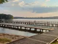 Drewniane mola nad jeziorem, idealne na spacer i podziwianie zachodu słońca. Mrągowo atrakcje dla każdego.