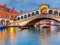 Il Ponte di Rialto, uno dei tanti ponti di Venezia, attraversa il Canal Grande con gondole e vaporetti.