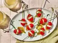 Proste przepisy na przekąski w 15 minut: szaszłyki caprese na chrupkim pieczywie z bazylią i sosem.