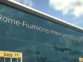 Fasada lotniska Rome-Fiumicino International Airport z napisem i odbiciem samolotu.