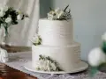 Elegancki tort weselny ozdobiony kwiatami, idealny na ślub cywilny. Piękne życzenia na ślub cywilny dla Młodej Pary.