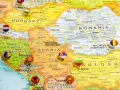 Mapa Europy z zaznaczonymi krajami bałkańskimi, w tym Serbią, Bułgarią i Rumunią, z flagami narodowymi w miejscach stolic.