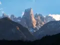 Majestuosas montañas nevadas, un paisaje que evoca la diferencia entre parque nacional y parque natural.