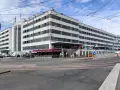 Edificio moderno con finestre a griglia, ideale per chi cerca dove parcheggiare a Venezia. Si intravedono locali commerciali e traffico.