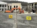Ruiny hotelu Murat w Redzie, plac budowy z koparką. Znak "teren rozbiórki, wstęp zabroniony" sugeruje, dlaczego hotel upadł.