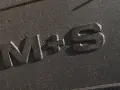 Napis "M+S" na powierzchni opony, oznaczający gotowość na błoto i śnieg.