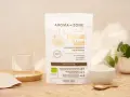 Un sachet de téguments de psyllium blond Aroma-Zone, un verre d'eau et une coupelle de poudre. Idéal pour le transit intestinal.