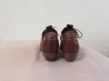 Brązowe, skórzane botki na niskim obcasie. To buty marki Pikolinos, znanej z wysokiej jakości i komfortu.