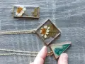 Collane con fiori secchi e resina, un'idea per gioielli in legno fai da te unici.
