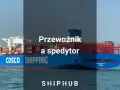 Ogromny kontenerowiec COSCO SHIPPING STAR płynie po morzu. To potężna firma dostawcza, która przewozi towary na całym świecie.